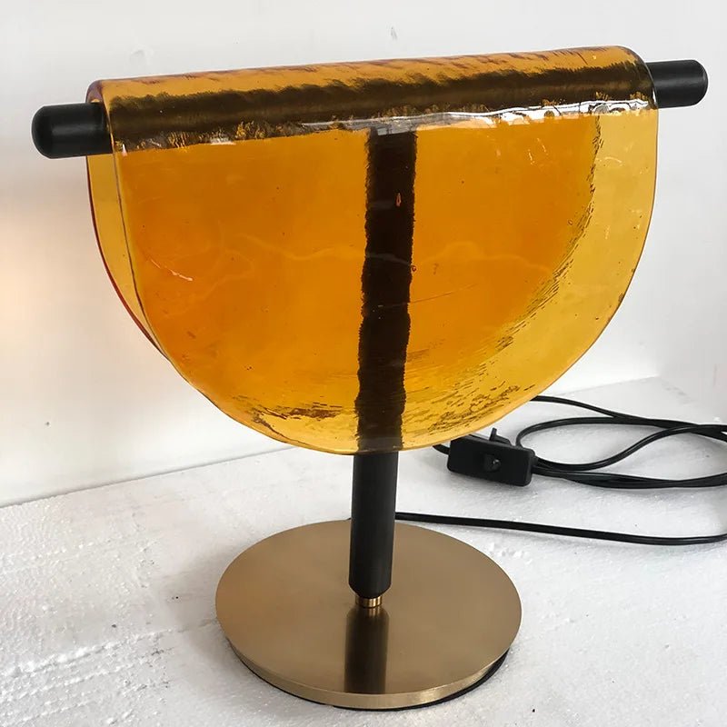 Lampe de table en verre et bois grain, lumière d’ambiance chaleureuse pour salon - Luminous Place