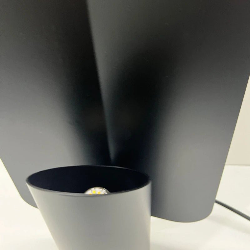 Lampe de table minimaliste en métal pour lecture et intérieur moderne - Luminous Place