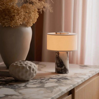 Lampe de table nordique en marbre jaune travertin avec abat - jour tissu, éclairage cosy pour salon et chambre - Luminous Place