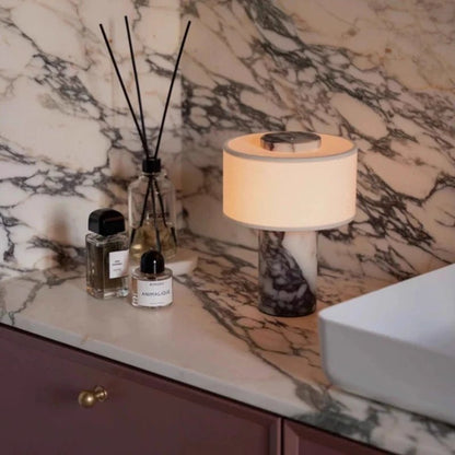 Lampe de table nordique en marbre jaune travertin avec abat - jour tissu, éclairage cosy pour salon et chambre - Luminous Place