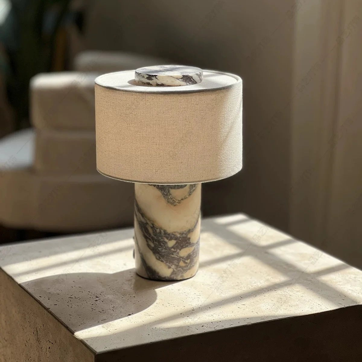 Lampe de table nordique en marbre jaune travertin avec abat - jour tissu, éclairage cosy pour salon et chambre - Luminous Place
