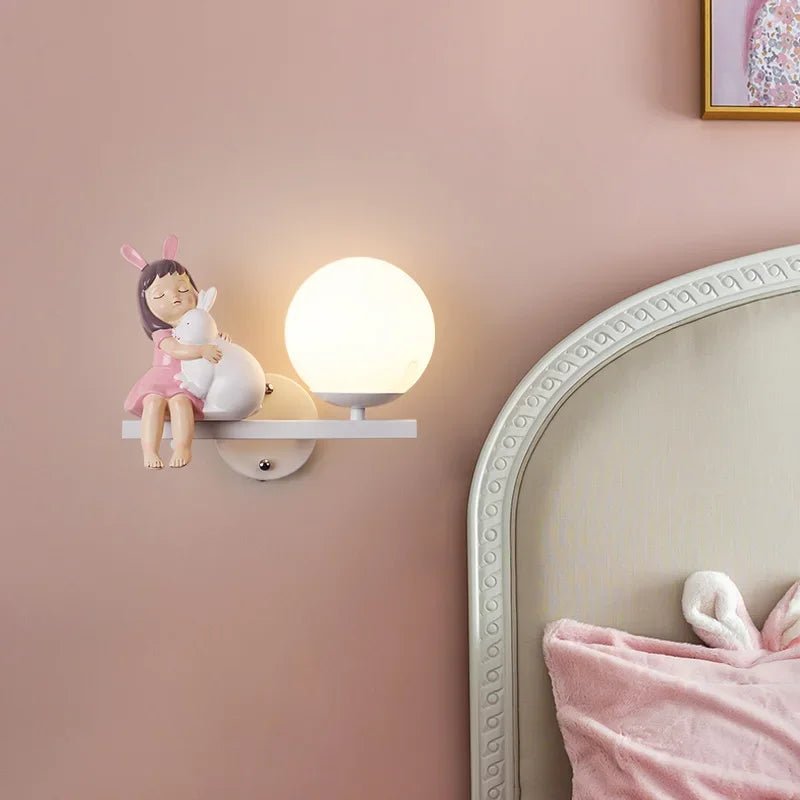 Lampe Enfant Applique Murale en Résine avec Boule de Verre Lapin, Design Nordique Élégant - Luminous Place