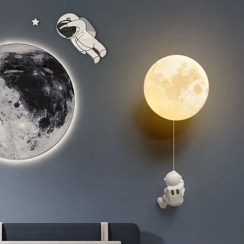 Lampe Enfant Murale Lune Créative en Verre avec LED Astronaute - Luminous Place