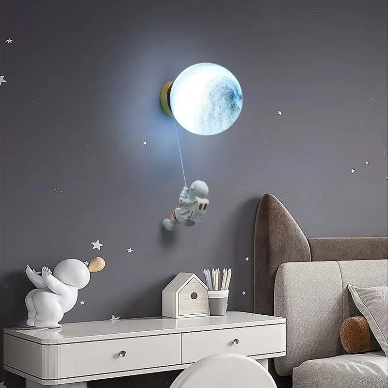Lampe Enfant Murale Lune Créative en Verre avec LED Astronaute - Luminous Place
