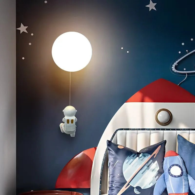 Lampe Enfant Murale Lune Créative en Verre avec LED Astronaute - Luminous Place
