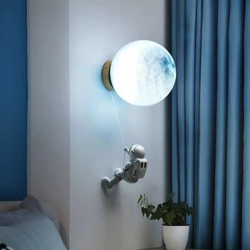 Lampe Enfant Murale Lune Créative en Verre avec LED Astronaute - Luminous Place