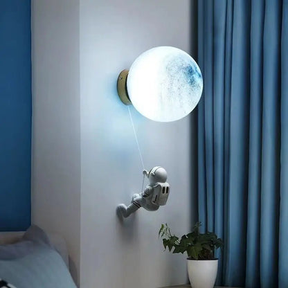 Lampe Enfant Murale Lune Créative en Verre avec LED Astronaute - Luminous Place
