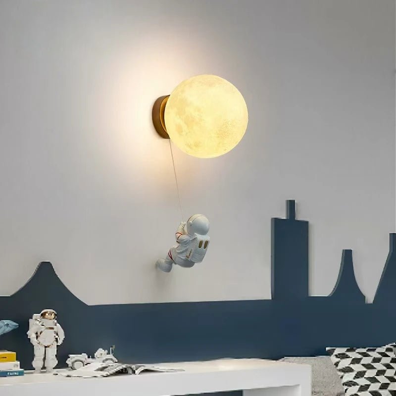 Lampe Enfant Murale Lune Créative en Verre avec LED Astronaute - Luminous Place