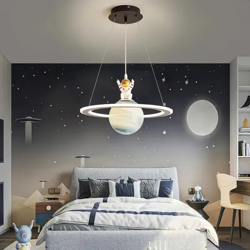 Lampe Enfant Suspension LED Astronaute Nordique Planètes Terre et Lune - Luminous Place