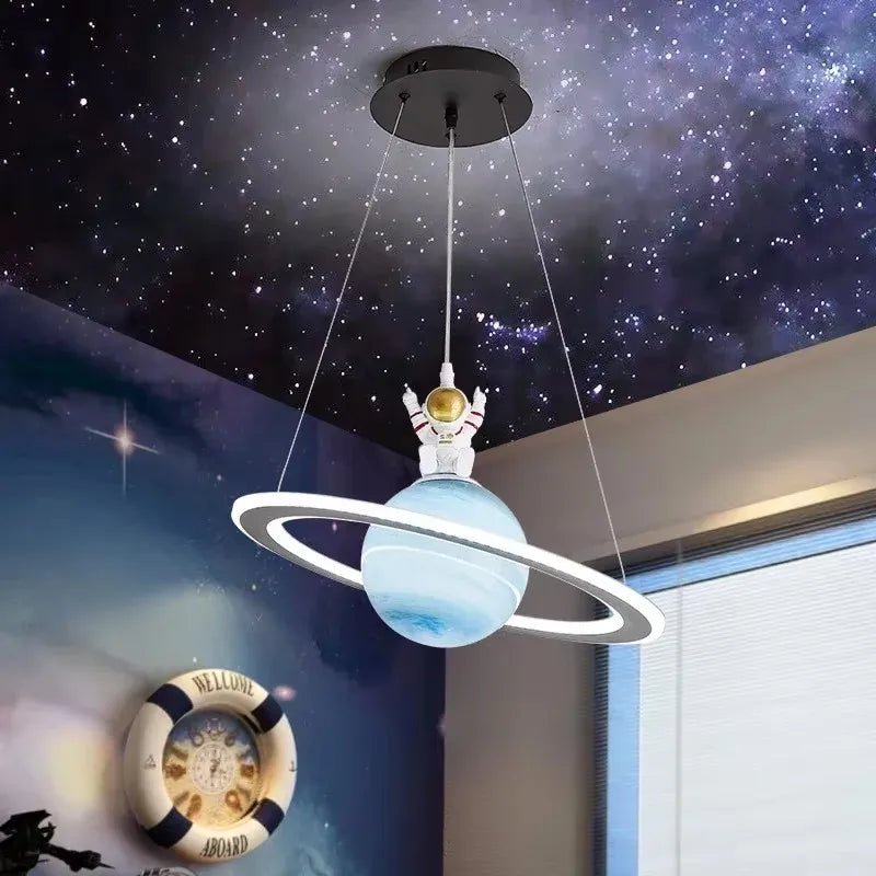 Lampe Enfant Suspension LED Astronaute Nordique Planètes Terre et Lune - Luminous Place