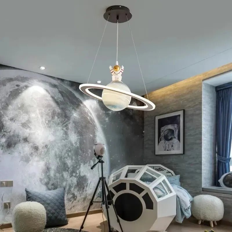 Lampe Enfant Suspension LED Astronaute Nordique Planètes Terre et Lune - Luminous Place